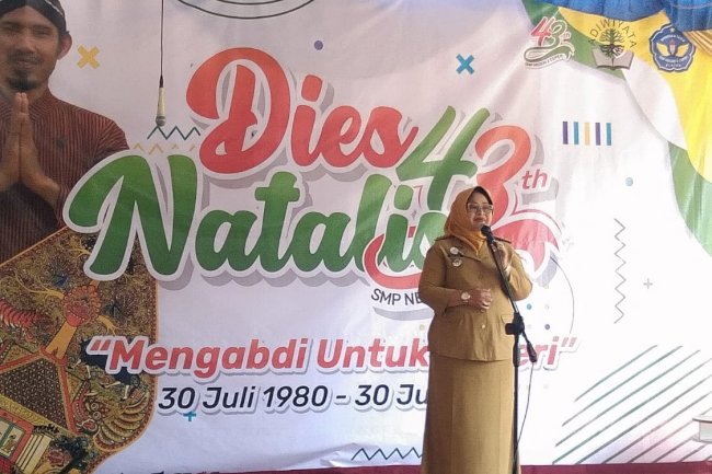Ibu Camat Ceper Ibu Seni Wati SE.MM Menghadiri Puncak Peringatan Dies Natalis ke 43 SMPN 2 Ceper