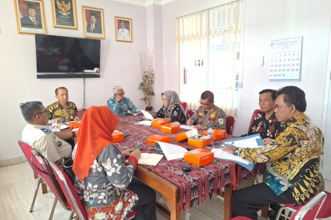 Pembahasan permasalahan tanah railband antara PTPN dan Pengguna Lahan ( diwakili oleh LSM ALASKA ) di Aula II Kec Ceper. Selasa, 15 April 2025.