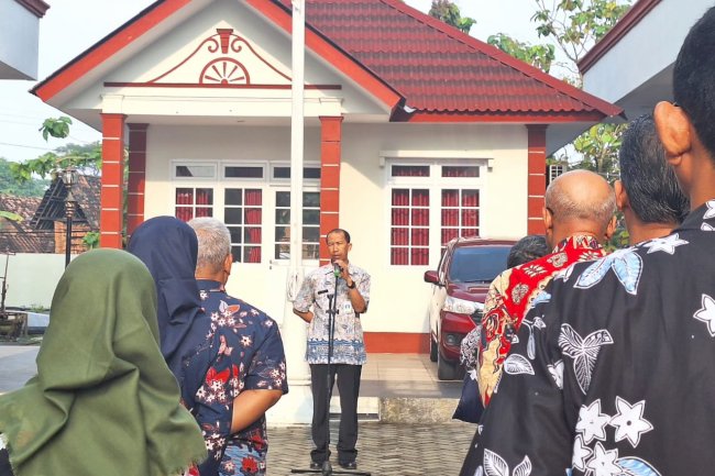 Kegiatan Apel Pagi Kantor Kec Ceper dipimpin oleh Camat Ceper, Bp. Supardiyono, S.IP, M.Si. Selasa, 10 Juni 2025.