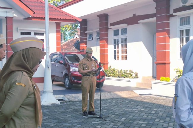 Kegiatan Apel Pagi Kantor Kecamatan Ceper dipimpin oleh Camat Ceper. Selasa, 14 Oktober 2025