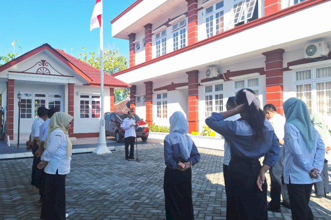 Kegiatan Apel Pagi Kantor Kecamatan Ceper dipimpin oleh Camat Ceper, Bp. Supardiyono, S.IP, M.Si. Diikuti oleh ASN kec Ceper dan karyawan karyawati kec ceper, Dinas Nivo se kec ceper, dan siswa siswi PKL dari SMK PGRI Pedan. Bertempat di Halaman Kantor Kecamatan Ceper. Rabu, 15 Oktober 2025.