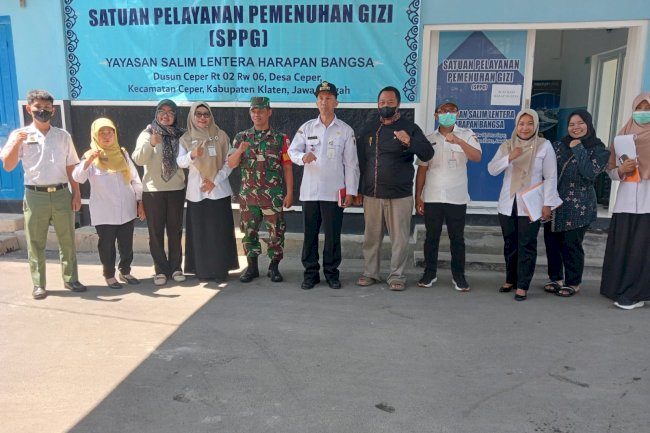 Kegiatan Pengawasan Keamanan Pangan Olahan Siap Saji pada MBG di SPPG wilayah Ceper bersama Puskesmas Ceper dan Forkopimcam Kecamatan Ceper. Rabu, 15 Oktober 2025.