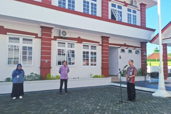Kegiatan Apel Pagi Kantor Kecamatan Ceper dipimpin oleh Camat Ceper, Bp. Supardiyono, S.IP, M.Si. Diikuti oleh ASN kec Ceper dan karyawan karyawati kec ceper, Dinas Nivo se kec ceper, dan siswa siswi PKL dari SMK PGRI Pedan. Bertempat di Halaman Kantor Kecamatan Ceper. Kamis, 16 Oktober 2025.