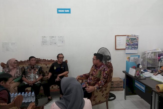 Bupati Klaten bersama Camat Ceper  mendatangi SPPG Kurung Ceper pasca dugaan keracunan pada MIM Cetan dan MIM Srebegan