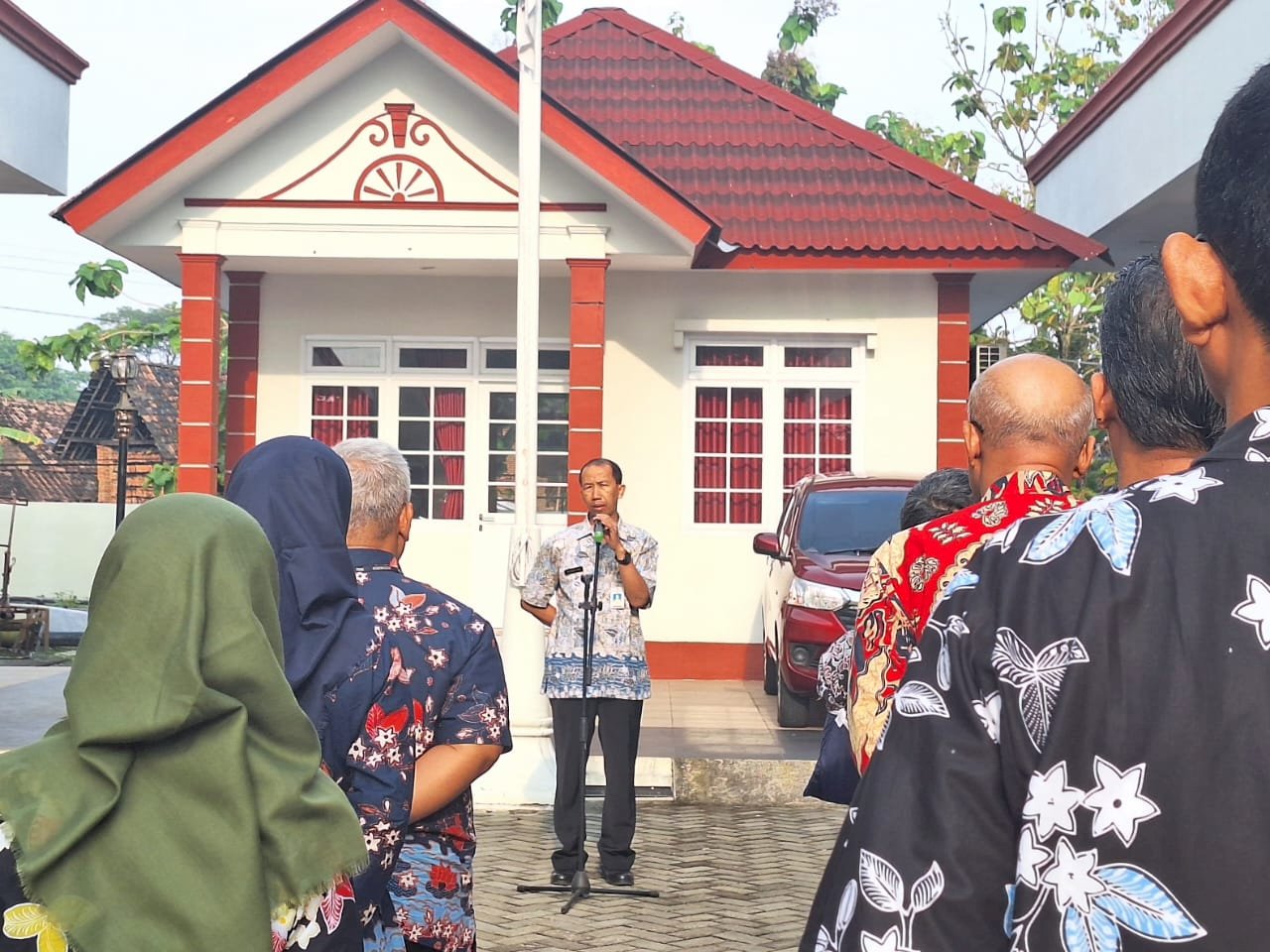 Kegiatan Apel Pagi Kantor Kec Ceper dipimpin oleh Camat Ceper, Bp. Supardiyono, S.IP, M.Si. Selasa, 10 Juni 2025.