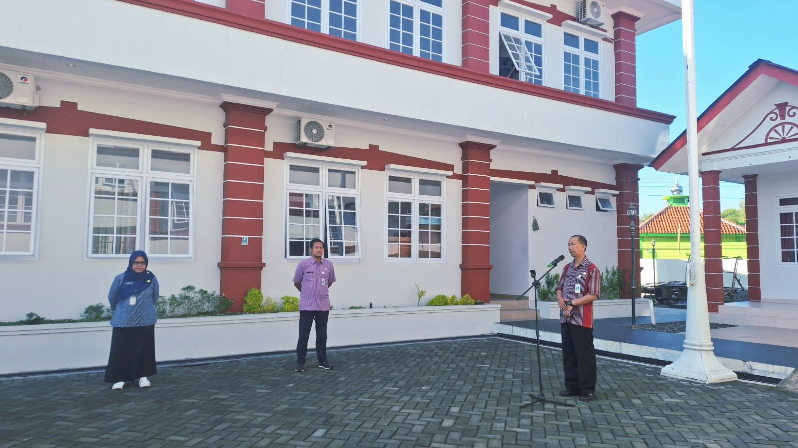 Kegiatan Apel Pagi Kantor Kecamatan Ceper dipimpin oleh Camat Ceper, Bp. Supardiyono, S.IP, M.Si. Diikuti oleh ASN kec Ceper dan karyawan karyawati kec ceper, Dinas Nivo se kec ceper, dan siswa siswi PKL dari SMK PGRI Pedan. Bertempat di Halaman Kantor Kecamatan Ceper. Kamis, 16 Oktober 2025.