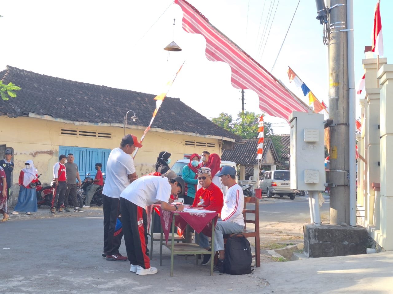 Jalan Sehat dalam rangka memperingati HUT ke 79 RI tingkat Kecamatan Ceper. Jum'at, 30 Agustus 2024.