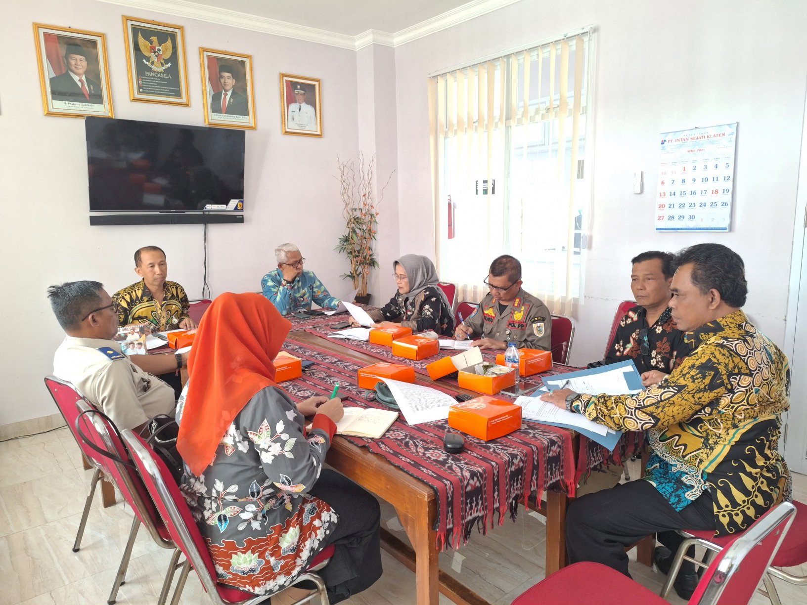 Pembahasan permasalahan tanah railband antara PTPN dan Pengguna Lahan ( diwakili oleh LSM ALASKA ) di Aula II Kec Ceper. Selasa, 15 April 2025.