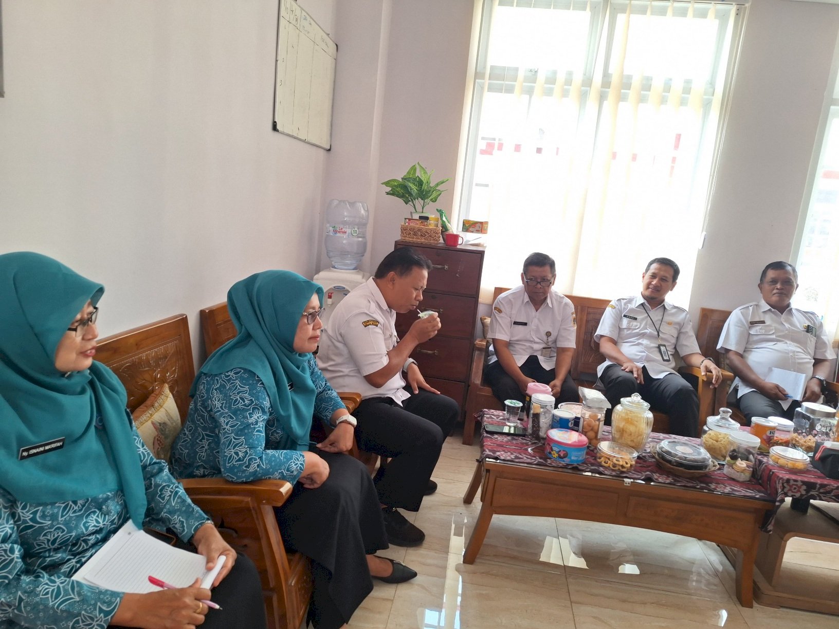 Rapat Rutin pejabat struktural dan penyerahan SK plt kasi trantibum kec Ceper kpd ibu Isnaini Ma'rifah, S.Sos. Rabu, 14 Mei 2025.