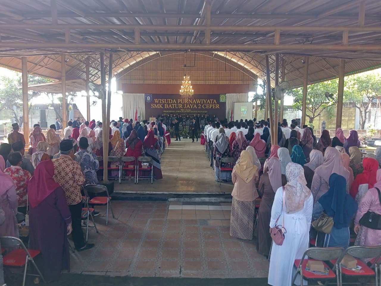Bapak camat ceper menghadiri wisuda purnawiyata SMK Batur Jaya 2 Ceper pada tgl.14/5/2025
