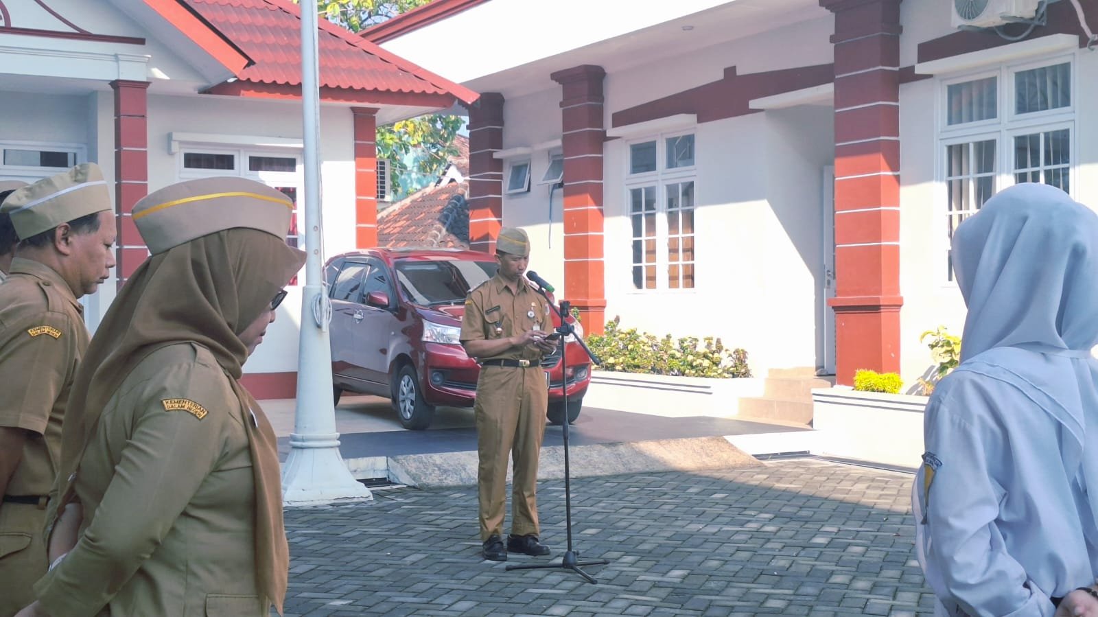 Kegiatan Apel Pagi Kantor Kecamatan Ceper dipimpin oleh Camat Ceper. Selasa, 14 Oktober 2025