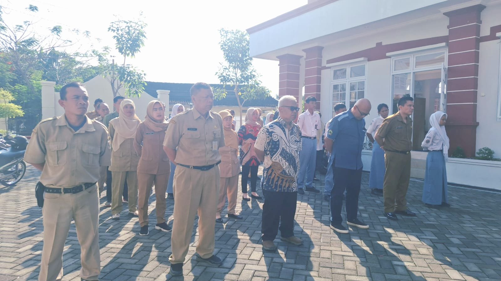 Kegiatan Apel Pagi Kantor Kecamatan Ceper dipimpin oleh Camat Ceper. Selasa, 14 Oktober 2025