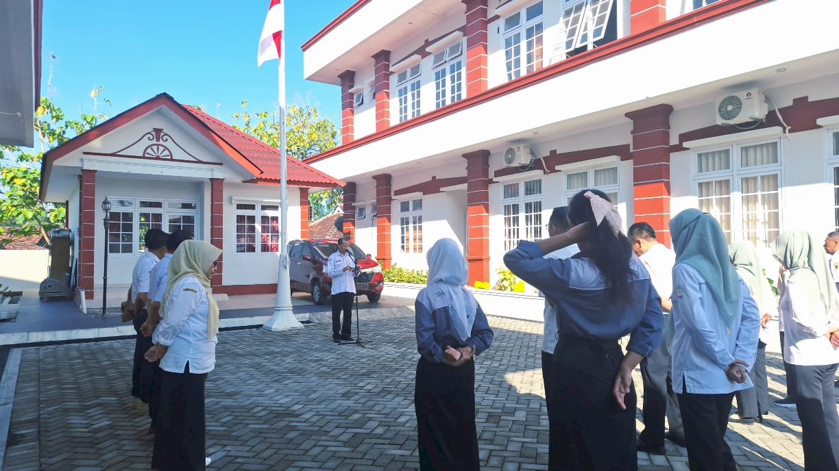 Kegiatan Apel Pagi Kantor Kecamatan Ceper dipimpin oleh Camat Ceper, Bp. Supardiyono, S.IP, M.Si. Diikuti oleh ASN kec Ceper dan karyawan karyawati kec ceper, Dinas Nivo se kec ceper, dan siswa siswi PKL dari SMK PGRI Pedan. Bertempat di Halaman Kantor Kecamatan Ceper. Rabu, 15 Oktober 2025.