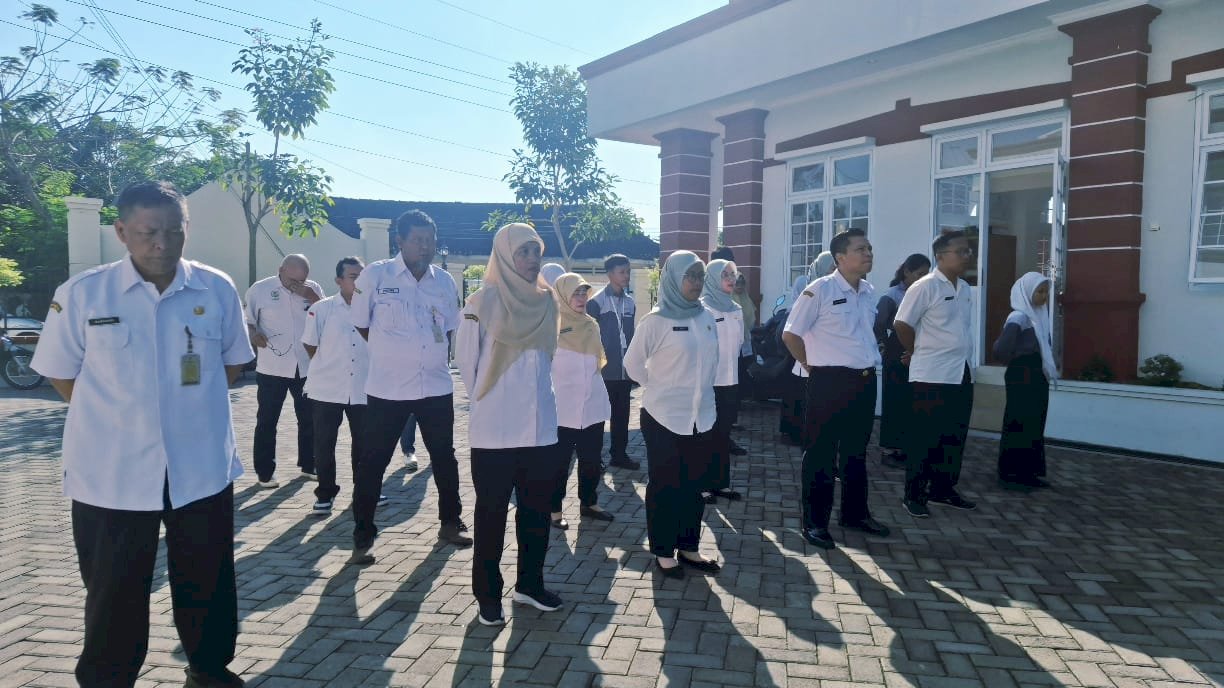 Kegiatan Apel Pagi Kantor Kecamatan Ceper dipimpin oleh Camat Ceper, Bp. Supardiyono, S.IP, M.Si. Diikuti oleh ASN kec Ceper dan karyawan karyawati kec ceper, Dinas Nivo se kec ceper, dan siswa siswi PKL dari SMK PGRI Pedan. Bertempat di Halaman Kantor Kecamatan Ceper. Rabu, 15 Oktober 2025.