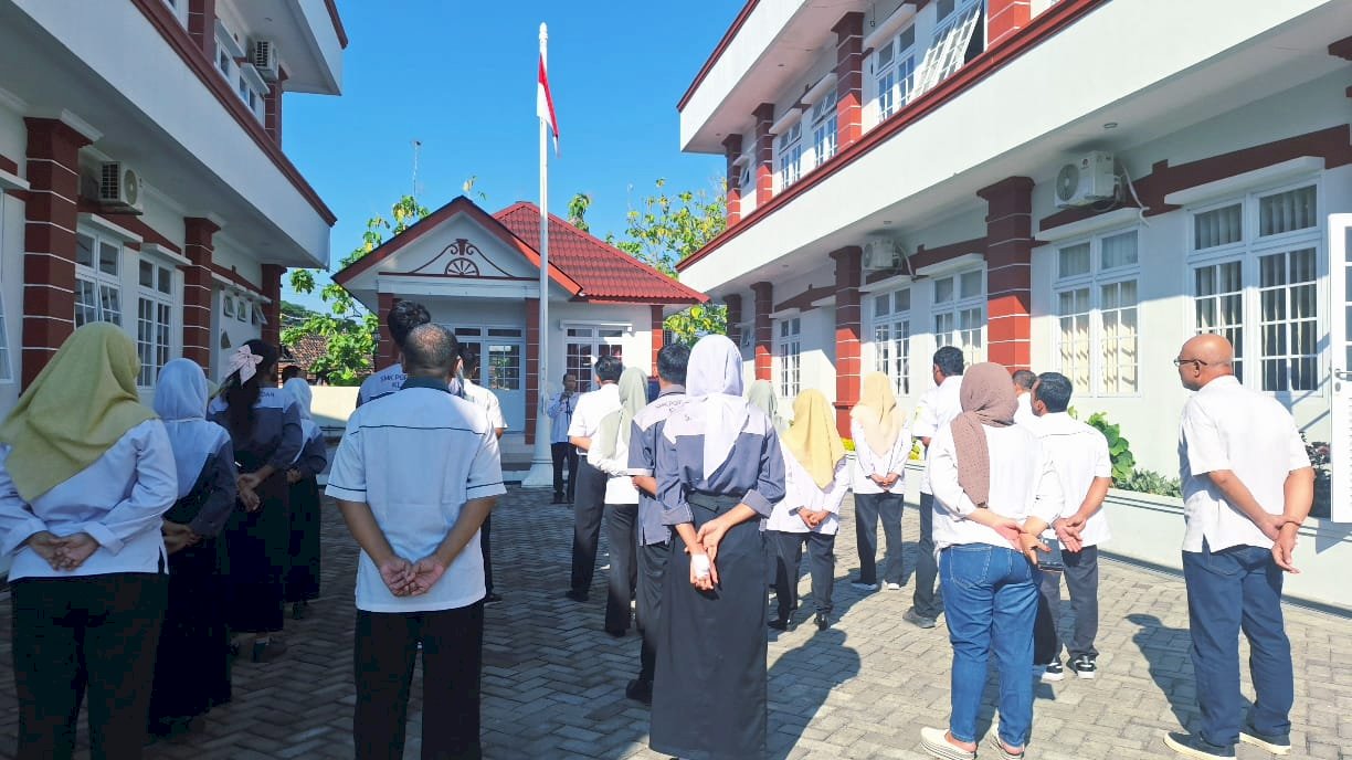 Kegiatan Apel Pagi Kantor Kecamatan Ceper dipimpin oleh Camat Ceper, Bp. Supardiyono, S.IP, M.Si. Diikuti oleh ASN kec Ceper dan karyawan karyawati kec ceper, Dinas Nivo se kec ceper, dan siswa siswi PKL dari SMK PGRI Pedan. Bertempat di Halaman Kantor Kecamatan Ceper. Rabu, 15 Oktober 2025.