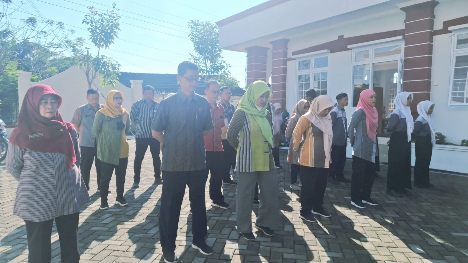 Kegiatan Apel Pagi Kantor Kecamatan Ceper dipimpin oleh Camat Ceper, Bp. Supardiyono, S.IP, M.Si. Diikuti oleh ASN kec Ceper dan karyawan karyawati kec ceper, Dinas Nivo se kec ceper, dan siswa siswi PKL dari SMK PGRI Pedan. Bertempat di Halaman Kantor Kecamatan Ceper. Kamis, 16 Oktober 2025.