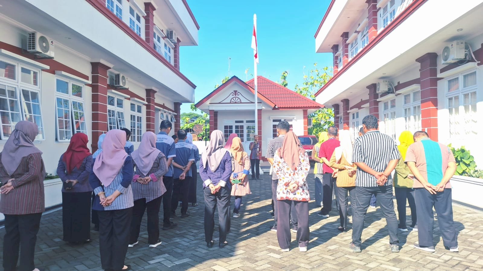 Kegiatan Apel Pagi Kantor Kecamatan Ceper dipimpin oleh Camat Ceper, Bp. Supardiyono, S.IP, M.Si. Diikuti oleh ASN kec Ceper dan karyawan karyawati kec ceper, Dinas Nivo se kec ceper, dan siswa siswi PKL dari SMK PGRI Pedan. Bertempat di Halaman Kantor Kecamatan Ceper. Kamis, 16 Oktober 2025.