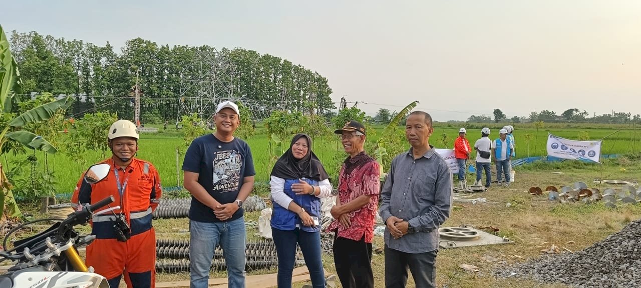 Mendampingi Bapak Bupati Klaten meninjau Lokasi Dampak Hujan Lebat dan Angin Kencang di Mlese / Tower Sutet bersama Kadinsosp3ppkb dan Camat Trucuk Sabtu, 18 Oktober 2025