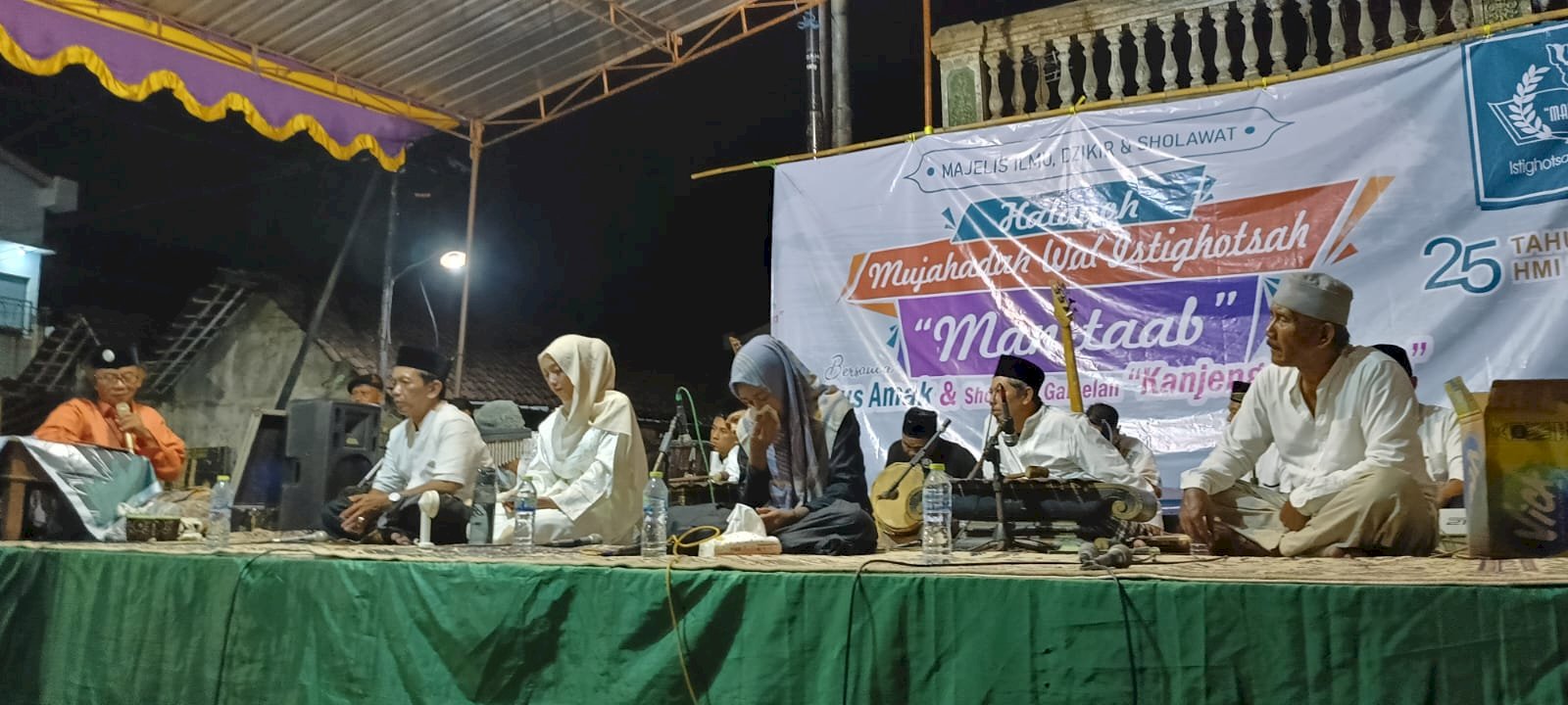 Menghadiri mewakili Bapak Bupati Klaten acara Majelis ilmu dzikir dan sholawat Halaqah Mujahadah Wal Istighotsah di Batur Tegalrejo. Sabtu, 18 oktober 2025