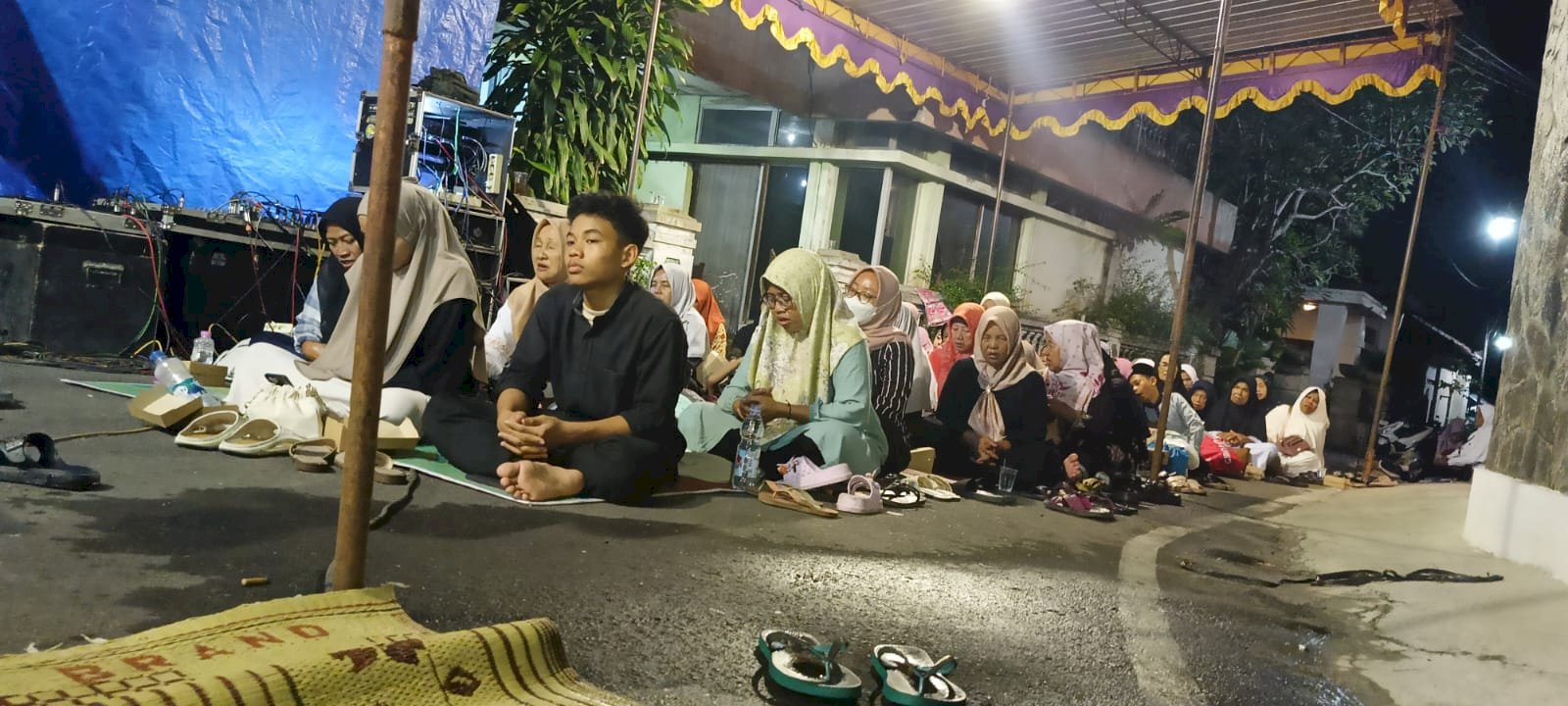 Menghadiri mewakili Bapak Bupati Klaten acara Majelis ilmu dzikir dan sholawat Halaqah Mujahadah Wal Istighotsah di Batur Tegalrejo. Sabtu, 18 oktober 2025