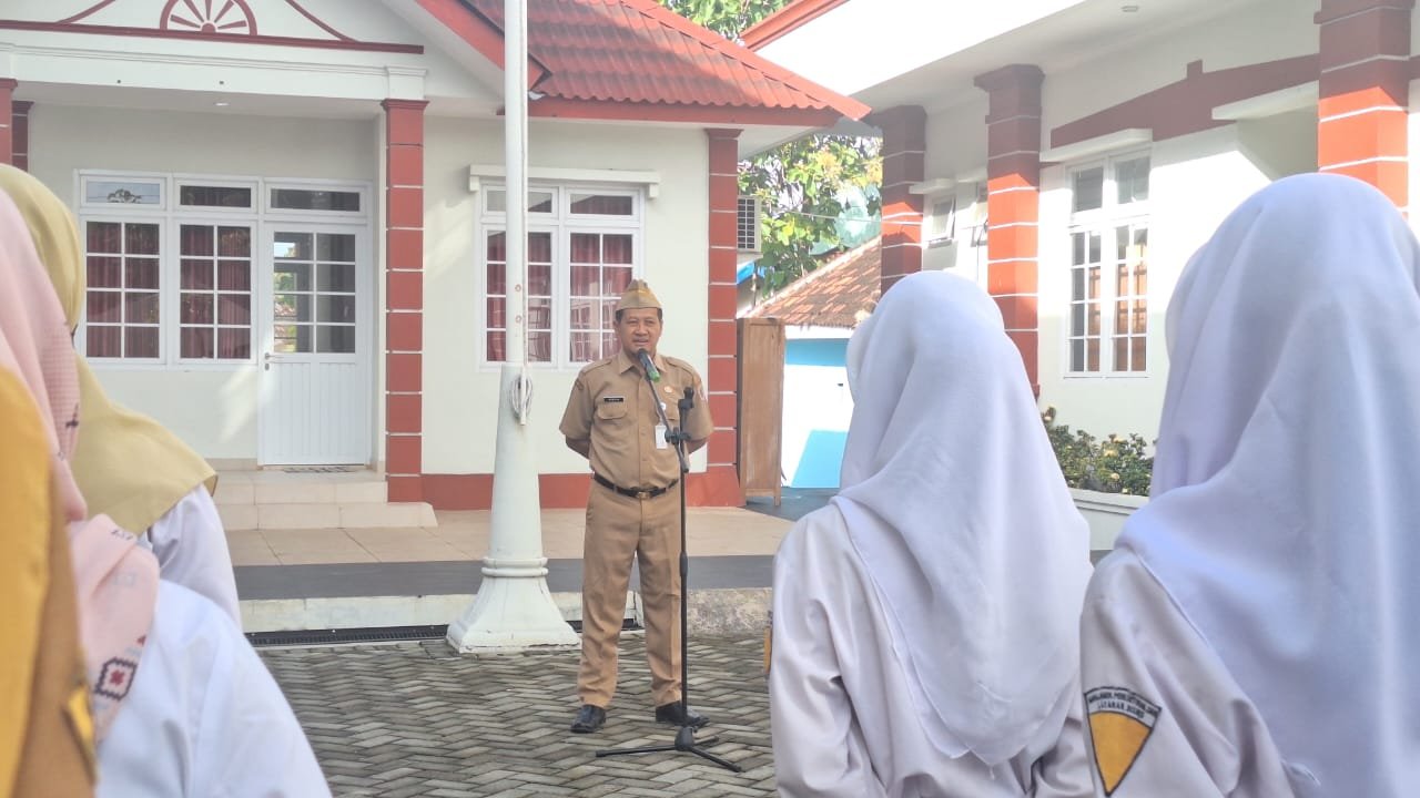 Kegiatan Apel Pagi Kantor Kec Ceper dipimpin Sekretaris Camat, Bp. Agus Supratikno, SE, MM. Senin, 29 Desember 2025.