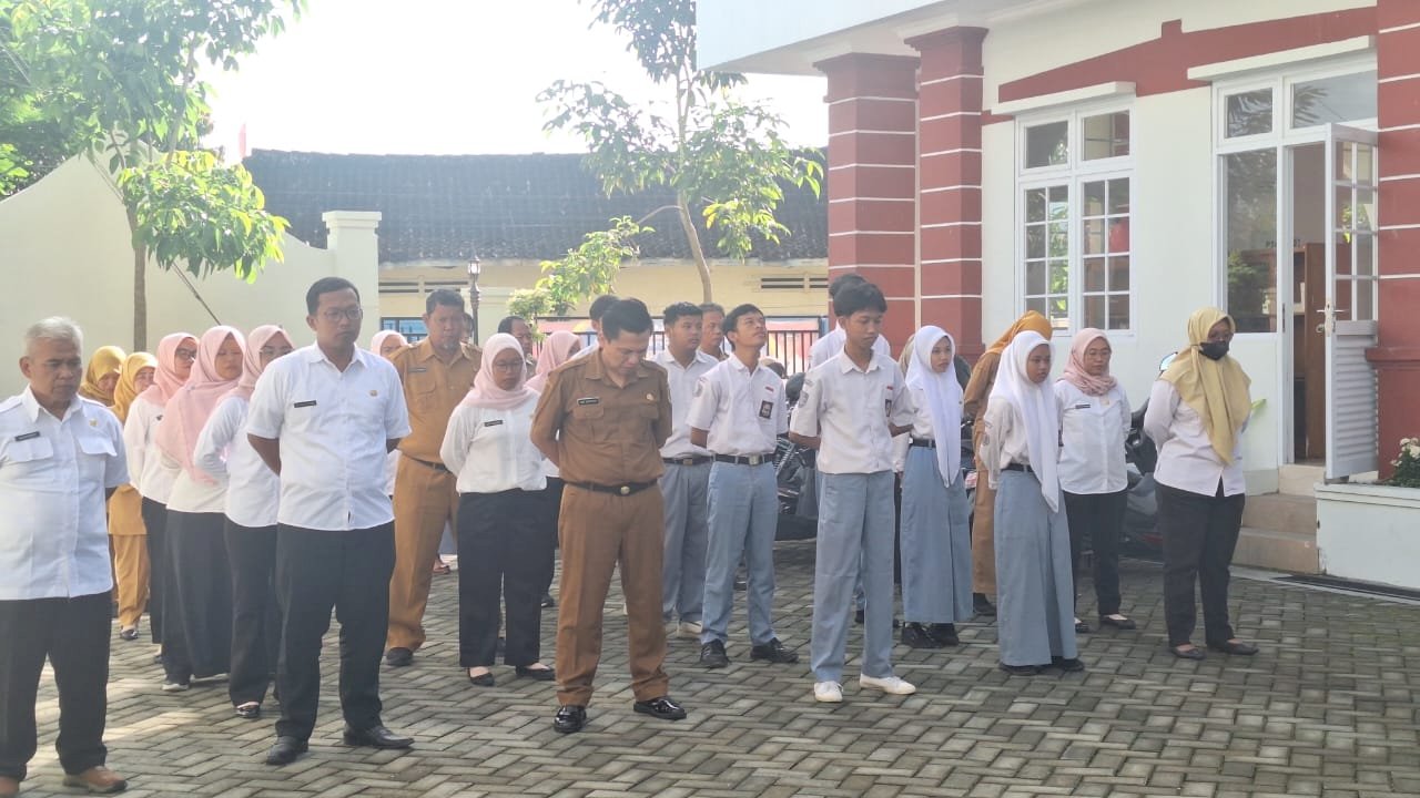 Kegiatan Apel Pagi Kantor Kec Ceper dipimpin Sekretaris Camat, Bp. Agus Supratikno, SE, MM. Senin, 29 Desember 2025.