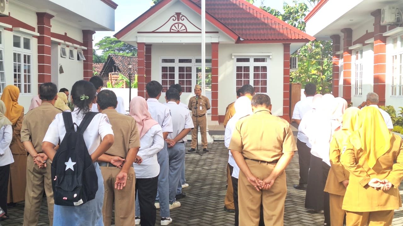 Kegiatan Apel Pagi Kantor Kec Ceper dipimpin Sekretaris Camat, Bp. Agus Supratikno, SE, MM. Senin, 29 Desember 2025.