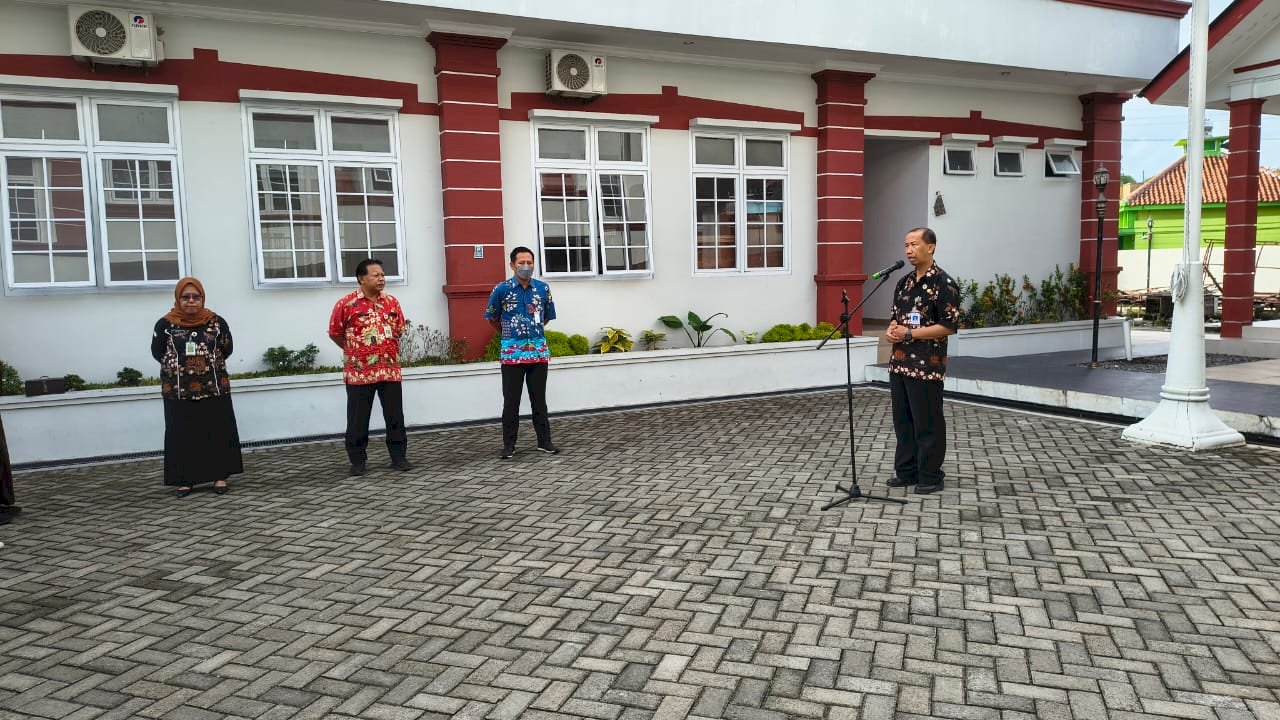 Kegiatan Apel Pagi Kantor Kecamatan Ceper dipimpin oleh Camat Ceper, Bp. Supardiyono, S.IP, M.Si. Jum'at, 09 Januari 2026.