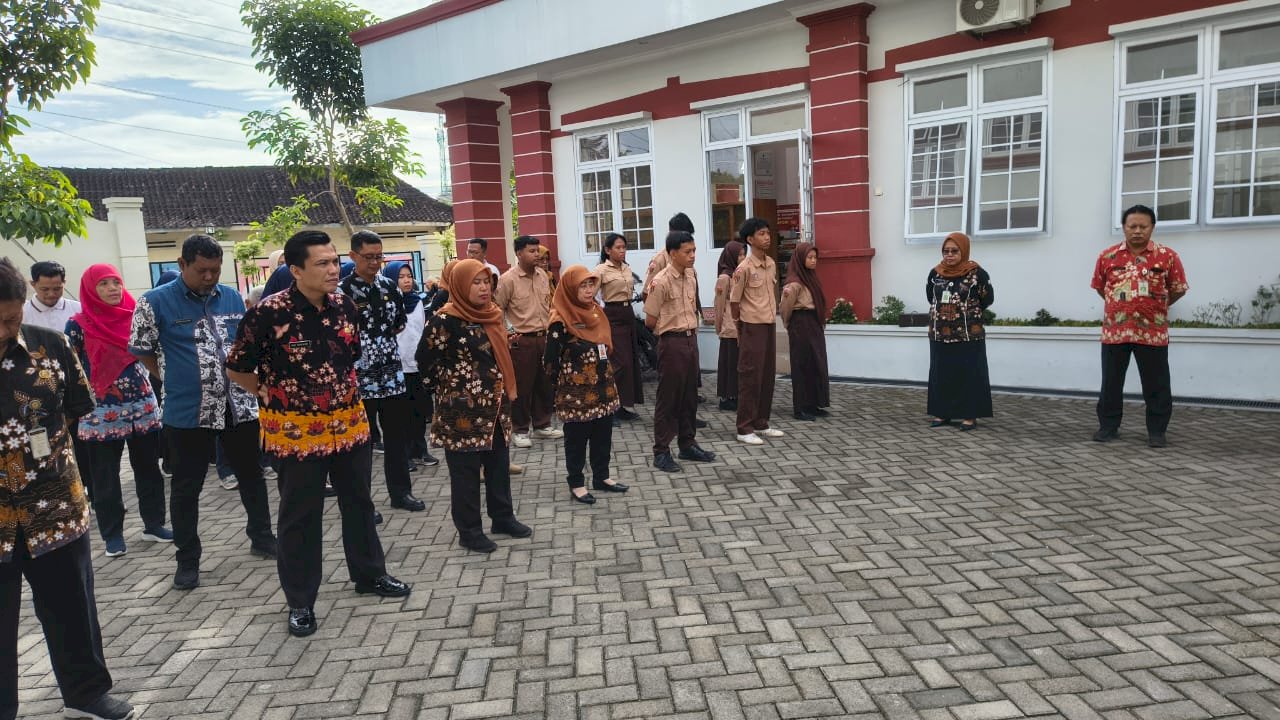 Kegiatan Apel Pagi Kantor Kecamatan Ceper dipimpin oleh Camat Ceper, Bp. Supardiyono, S.IP, M.Si. Jum'at, 09 Januari 2026.