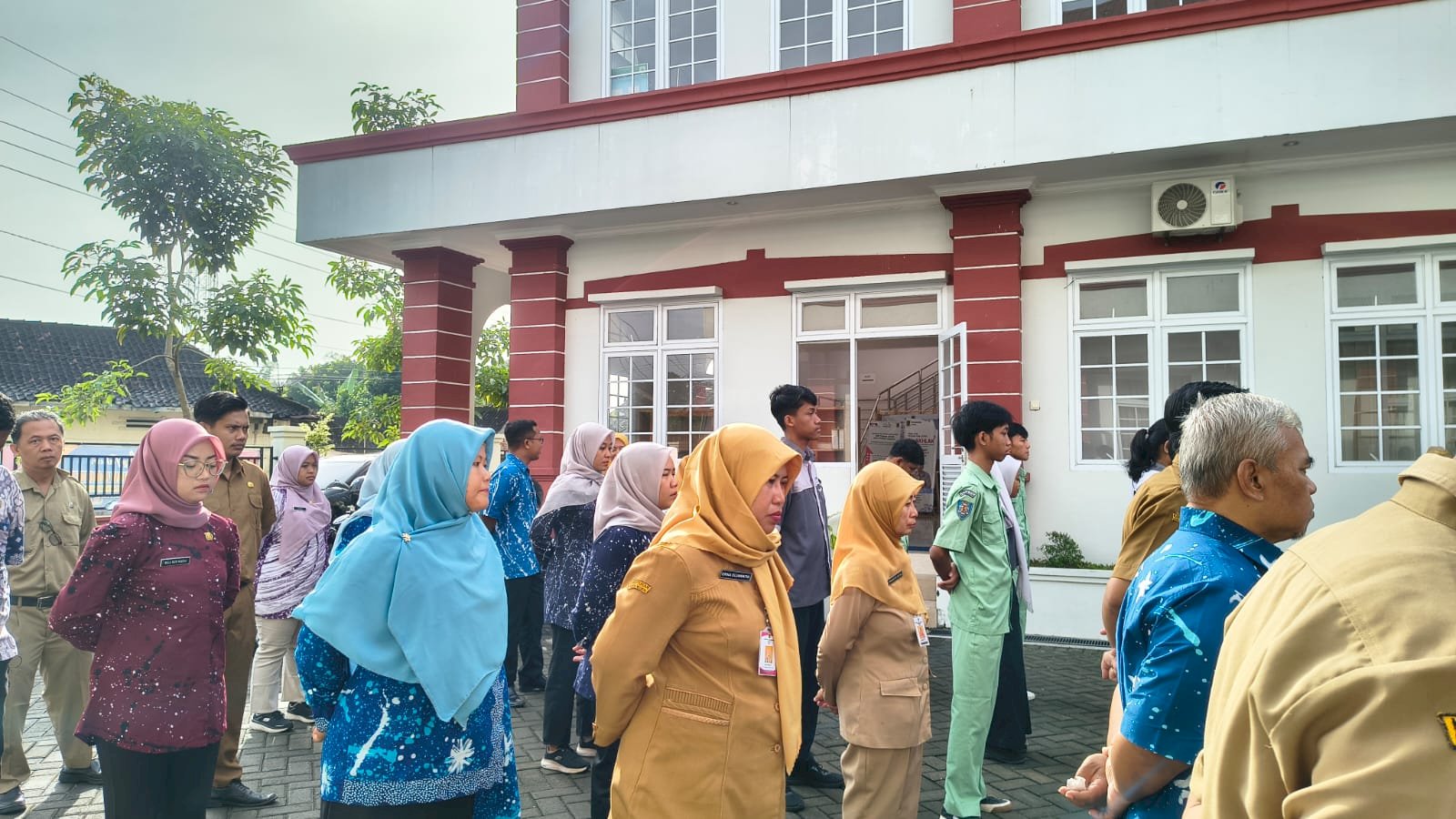 Kegiatan Apel Pagi Kantor Kecamatan Ceper dipimpin oleh Camat Ceper Bp. Supardiyono, S.IP, M.Si. Selasa, 13 Januari 2026.