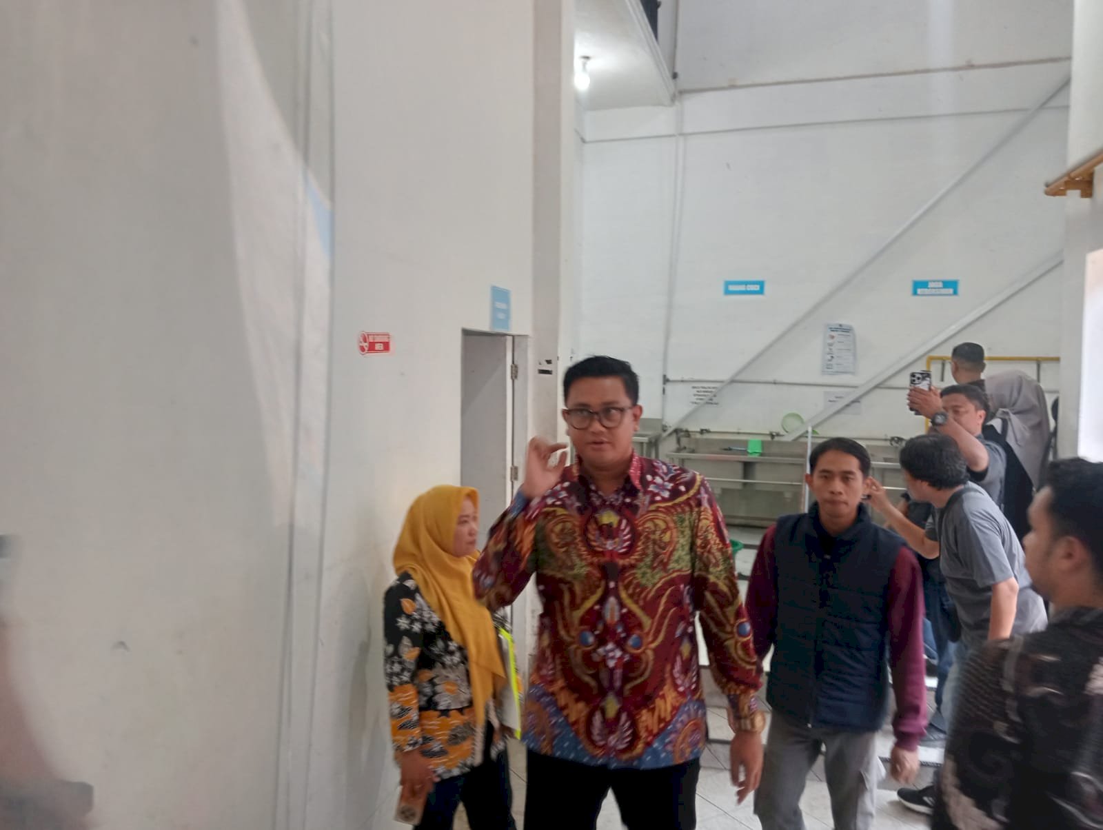 Bupati Klaten bersama Camat Ceper  mendatangi SPPG Kurung Ceper pasca dugaan keracunan pada MIM Cetan dan MIM Srebegan