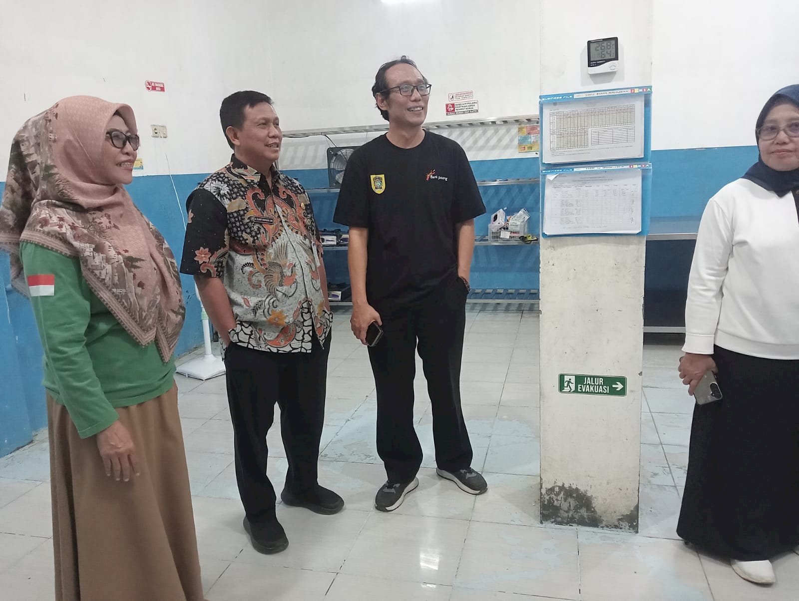 Bupati Klaten bersama Camat Ceper  mendatangi SPPG Kurung Ceper pasca dugaan keracunan pada MIM Cetan dan MIM Srebegan