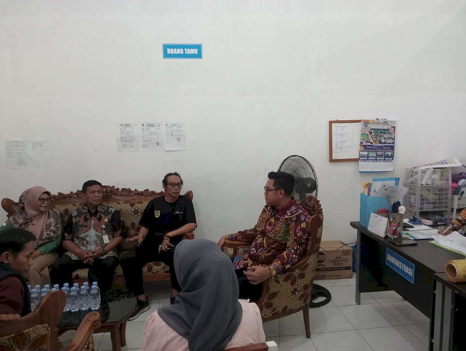 Bupati Klaten bersama Camat Ceper  mendatangi SPPG Kurung Ceper pasca dugaan keracunan pada MIM Cetan dan MIM Srebegan
