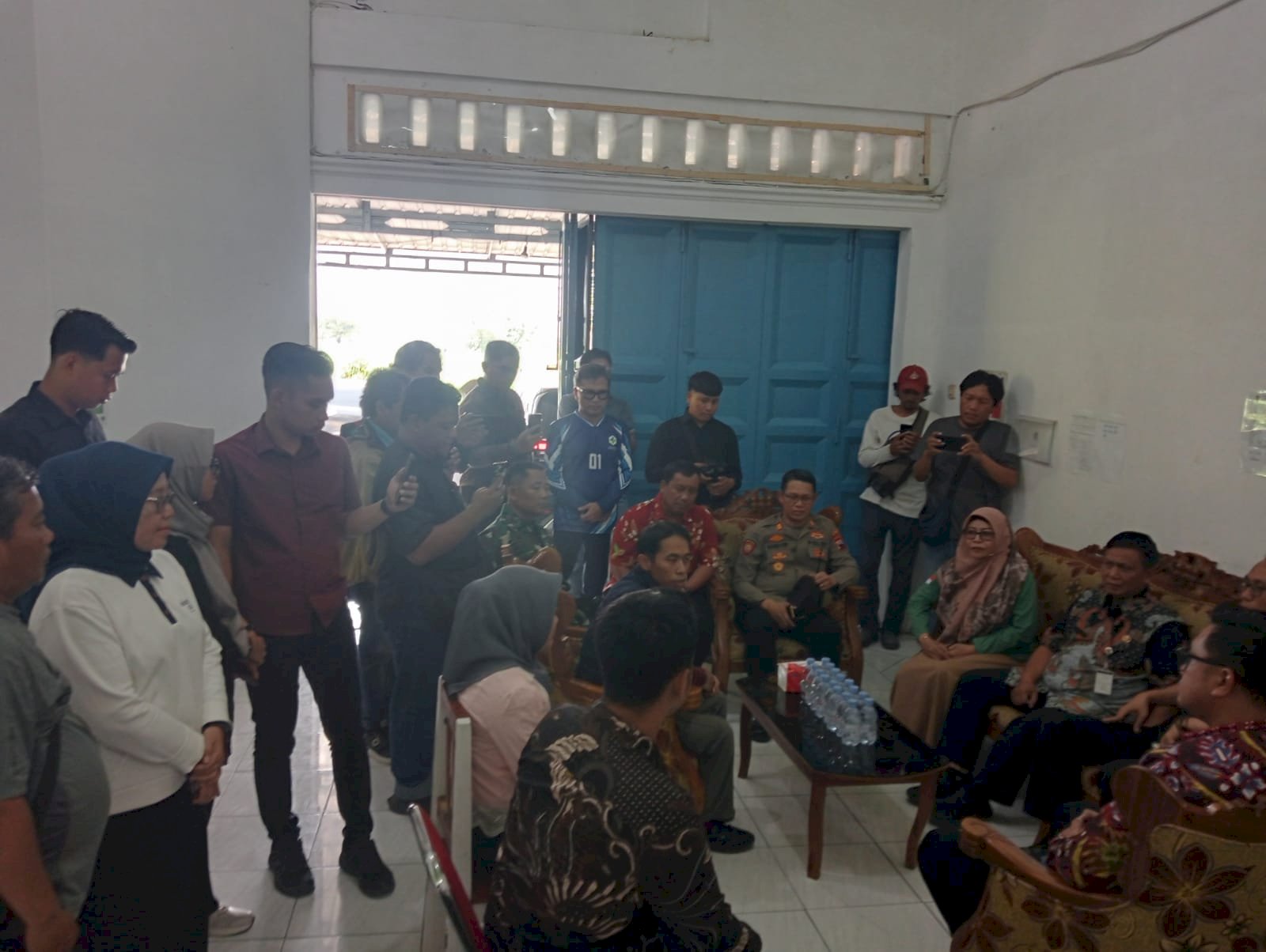 Bupati Klaten bersama Camat Ceper  mendatangi SPPG Kurung Ceper pasca dugaan keracunan pada MIM Cetan dan MIM Srebegan